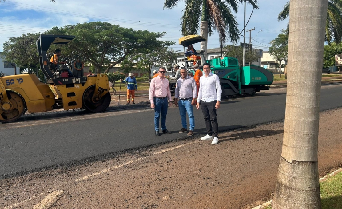 Prefeito Jair Bokorni e vice Robinho acompanham obras na Avenida Tocantins