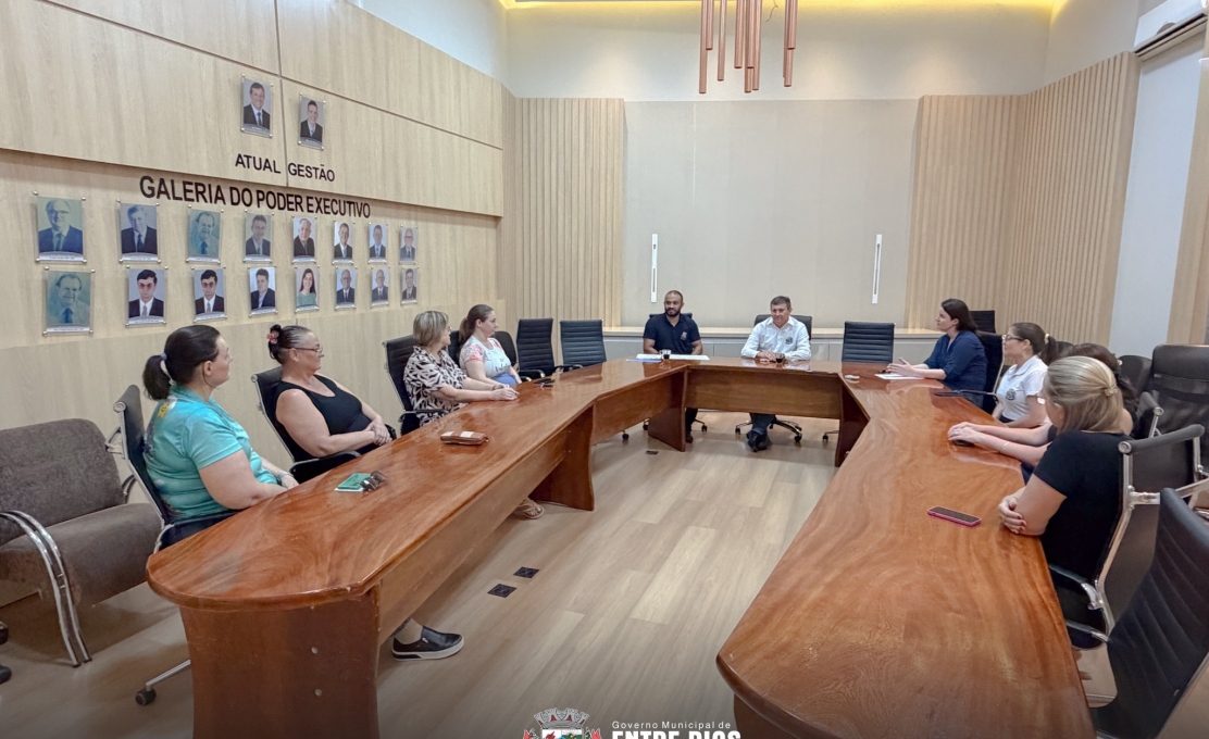 PREPARATIVOS PARA O ANO LETIVO: ENTREGA DE UNIFORMES E VALE MATERIAL ESCOLAR