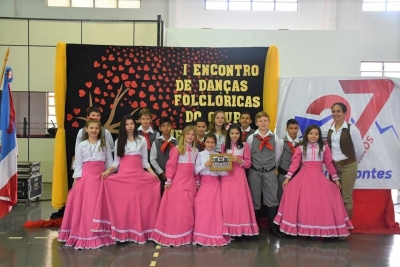 Grupo mirim de Entre Rios do Oeste é campeão no 1º Encontro de Danças Folclóricas em Quatro Pontes