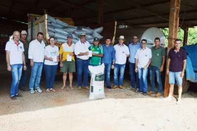 Secretaria de Agricultura e Meio Ambiente de Entre Rios do Oeste realiza entrega semente de aveia para agricultores 