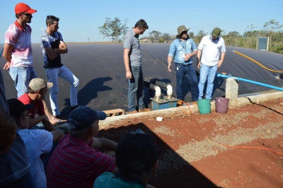 Instruções sobre manuseio de biodigestores é realizada para produtores do projeto de Biogás