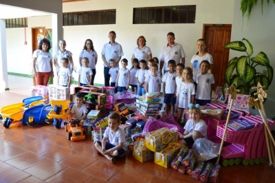 Administração Municipal de Entre Rios do Oeste entrega brinquedos na Escola Municipal e Creche