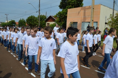 Desfile cívico é realizado em Entre Rios do Oeste