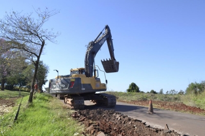 Foram retomadas as obras da via que liga o município de Entre Rios do Oeste com a linha Vista Alegre