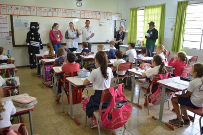 Saúde de Entre Rios do Oeste realiza ações educativas na Escola Municipal