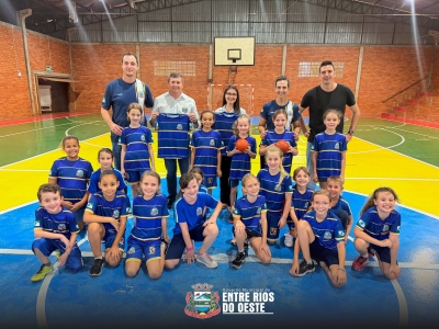 ENTREGA DE UNIFORMES PARA JOVENS ATLETAS EM ENTRE RIOS DO OESTE