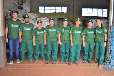 Associação de Catadores de Entre Rios do Oeste recebe novos uniformes